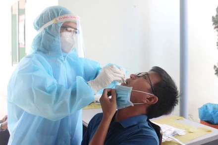 Lấy mẫu xét nghiệm lực lượng trực tiếp phòng, chống dịch.