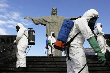 Nhà chức trách Brazil cho khử trùng khu vực Tượng Chúa cứu thế trước khi đón du khách trở lại (Ảnh: REUTERS)