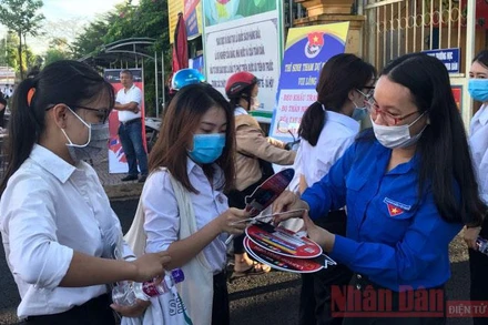 Đoàn thanh niên hỗ trợ thi sinh trong kỳ thi THPT năm 2020