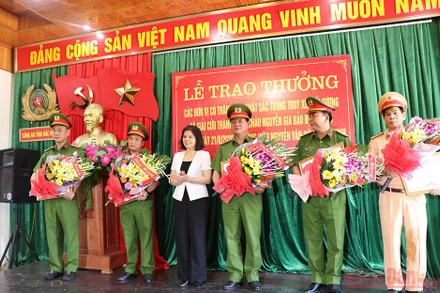 Khen thưởng các đơn vị điều tra, giải cứu thành công cháu bé