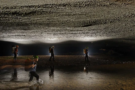 Khám phá hang Hang Én, Quảng Bình là một trong những tour hút du khách quốc tế (Ảnh: OXALIS)