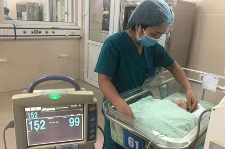 Các bác sĩ đang chăm sóc tích cực cho trẻ sơ sinh. (Ảnh: BVCC)