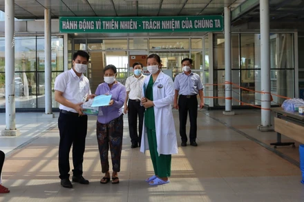 Bệnh viện đa khoa T.Ư Quảng Nam trao thủ tục ra viện cho các BN mắc Covid-19.