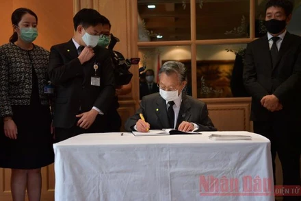 Chủ tịch Hạ viện Thái Lan Chuan Leekpai ghi Sổ tang.