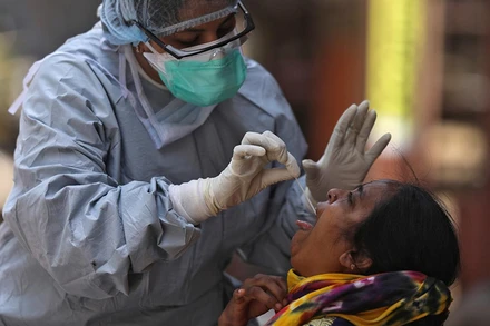 Các chuyên gia cho rằng, trước xu hướng số ca mắc mới liên tiếp tăng cao theo ngày, Chính phủ Ấn Độ cần tập trung vào việc hạn chế số ca tử vong. Ảnh: Reuters