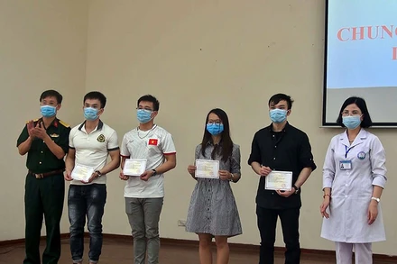 Đại diện Bộ Chỉ huy Quân sự và Bệnh viện Đa khoa tỉnh Hòa Bình trao giấy chứng nhận khỏi bệnh cho các bệnh nhân.