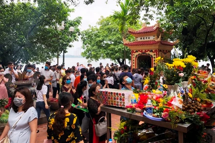 Phủ Tây Hồ quá tải người đến lễ bái trong ngày 1-7 âm lịch.