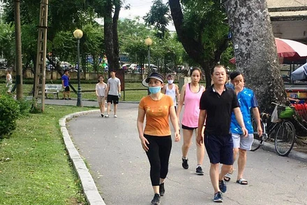 Nhiều người dân vẫn lơ là việc đeo khẩu trang khi ra ngoài đường.