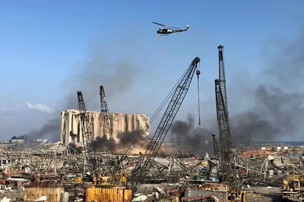 Trực thăng của quân đội bay trên hiện trường vụ nổ tại Beirut. (Ảnh: Reuters)