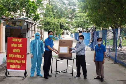 Trao hỗ trợ cho khu cách ly.