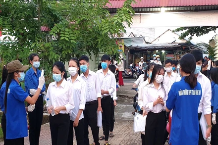 Các hoạt động tình nguyện, tiếp sức mùa thi gây ấn tượng tại vùng sông nước Cà Mau. 