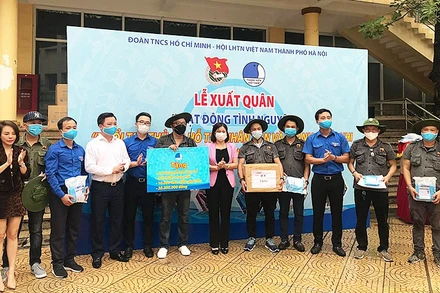 Đại diện Thành đoàn Hà Nội, T.Ư Hội LHTN Việt Nam và các đơn vị liên quan trao tượng trưng tiền, nhu yếu phẩm gửi đến tuyến đầu chống dịch.