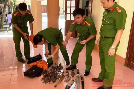 Lực lượng Công an Thanh Hóa thu giữ nhiều hung khí sau khi triệt phá một băng nhóm tội phạm hoạt động "tín dụng đen".