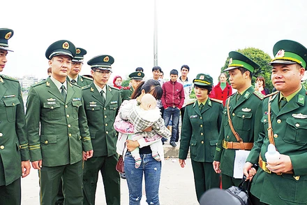 Chi đội Công an Biên phòng Cảng Phòng Thành, Quảng Tây (Trung Quốc) bàn giao nạn nhân bị mua bán được giải cứu cho Đồn Biên phòng cửa khẩu quốc tế Móng Cái, BĐBP Quảng Ninh (Việt Nam). Ảnh: BĐBP tỉnh cung cấp