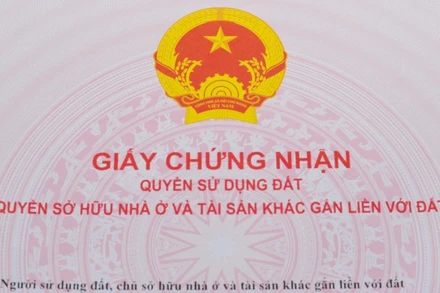 Chuyên viên phòng đăng ký đất đai cho người quen “mượn” 19 sổ đỏ.