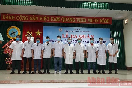 Đoàn công tác trước lúc lên đường.