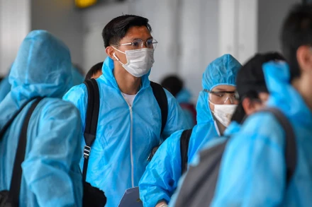 Văn Hậu sử dụng khẩu trang, mặc đồ bảo hộ theo đúng quy định tại sân bay Vân Đồn. (Ảnh: NGUYỄN TRUNG)