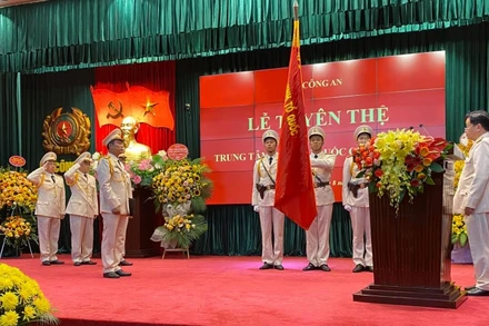 Thượng tá Tô Anh Dũng, Phó Cục trưởng Cục Cảnh sát quản lý hành chính về trật tự xã hội tuyên thệ khi nhận nhiệm vụ kiêm nhiệm chức vụ Giám đốc Trung tâm dữ liệu quốc gia về dân cư. 