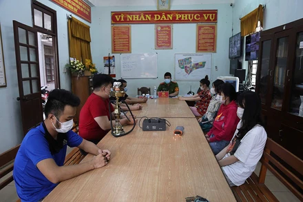 Các đối tượng tại cơ quan công an.