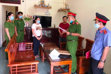 Cơ quan công an đọc quyết định khởi tố vụ án, khởi tố bị can, lệnh bắt tạm giam đối với Nguyễn Thị Phương Ánh (ảnh Công an cung cấp)