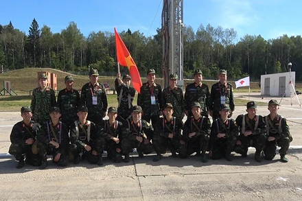 Trung tướng Ngô Minh Tiến và các thành viên đoàn cấp QĐND Việt Nam chụp ảnh với đội tuyển Cứu hộ cứu nạn. Ảnh: CHUẨN LÊ