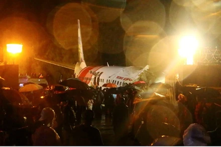 Mưa lớn cản trở nỗ lực cứu nạn trong đêm. (Ảnh: Reuters)