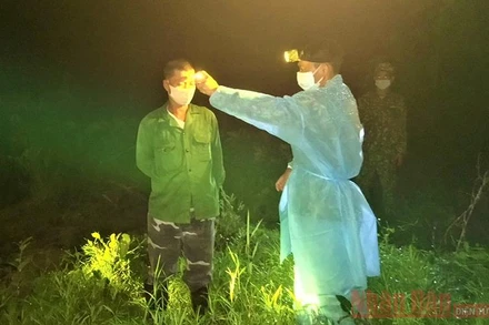 Đồn Biên phòng Ea H’leo phát hiện và tiến hành kiểm tra y tế đối với hai công dân Việt Nam nhập cảnh trái phép từ Campuchia.