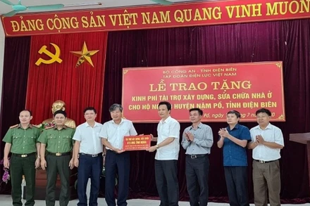 Lãnh đạo Tổng Công ty EVNNPC tặng kinh phí tài trợ cho chương trình.