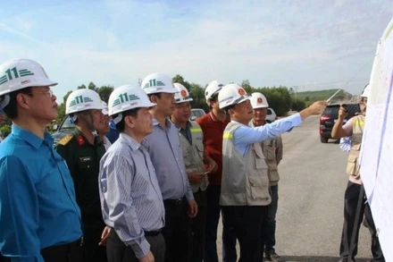 Bộ trưởng GTVT Nguyễn Văn Thể thị sát cao tốc Cam Lộ - La Sơn.