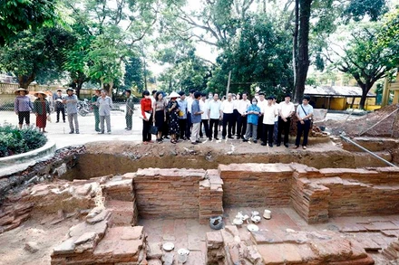 Các nhà khoa học nghe báo cáo kết quả khai quật khảo cổ học tại Gia Thủy.