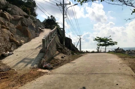 Ông Trần Trọng Thu đã tiến hành xây kè, chặn đất và làm đường dẫn từ đường lộ lên khu đất khi chưa được cơ quan có thẩm quyền cho phép. 