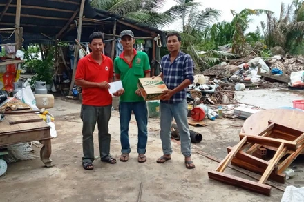 Đại diện Hội CTĐ tỉnh Kiên Giang trao quà, hỗ trợ các gia đình bị ảnh hưởng bão số 2. (Ảnh: Hội CTĐ Việt Nam cung cấp)