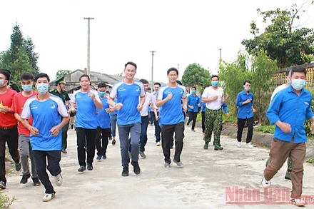 Đại diện T.Ư Hội LHTN Việt Nam, các đơn vị liên quan cùng thanh niên địa phương chạy bộ hưởng ứng chặng hai chương trình “Những bước chân vì cộng đồng” tại huyện Hoàng Su Phì.