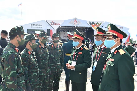 Trung tướng Ngô Minh Tiến (thứ 3 từ phải sang), Phó Tổng tham mưu trưởng dẫn đầu Đoàn cấp cao Quân đội nhân dân Việt Nam sang LB Nga dự lễ khai mạc Army Games 2020. Ảnh: Trọng Hải/Báo Quân đội nhân dân