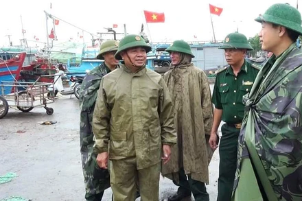 Lực lượng chức năng ở Thanh Hóa kiểm tra đôn đốc phòng chống bão số 2 tại khu vực ven biển thành phố Sầm Sơn.
