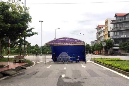 Chốt kiểm soát cách ly y tế tạm thời ở khu vực hai phường Bình Hàn, Cẩm Thượng.