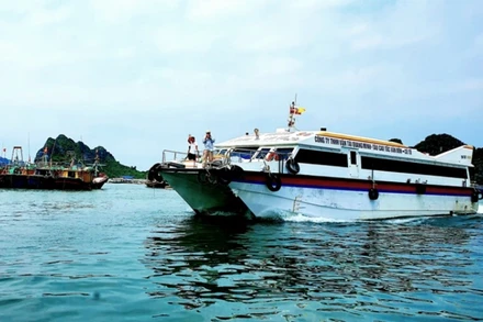 Hiện, tàu chở khách ra các tuyến đảo của Quảng Ninh đã tạm dừng hoạt động, do ảnh hưởng của thời tiết.