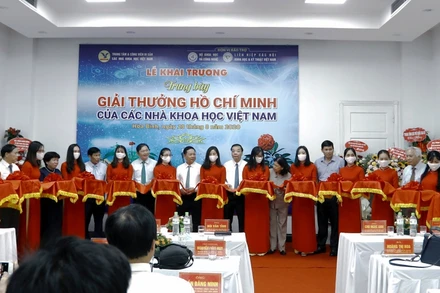Khai trương Trưng bày Giải thưởng Hồ Chí Minh của các nhà khoa học Việt Nam.