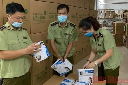 Lực lượng chức năng tiến hành kiểm đếm số khẩu trang.