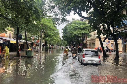 Khu vực tuyến phố Phùng Hưng (Hoàn Kiếm) nước ngập kéo dài từ ngã tư phố Hà Trung đến ngã tư phố Cửa Đông.