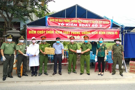 Ảnh minh họa: Trao hàng hóa hỗ trợ cho lực lượng kiểm soát dịch tại huyện Duy Xuyên.