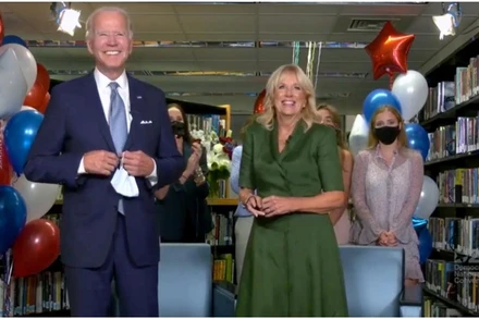 Ông Joe Biden và vợ sau khi Đại hội toàn quốc của đảng Dân chủ Mỹ chính thức đề cử ông làm ứng viên tham gia tranh cử Tổng thống Mỹ năm 2020.