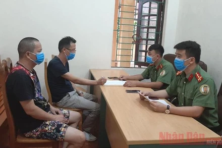 Hai đối tượng người Trung Quốc nhập cảnh trái phép.