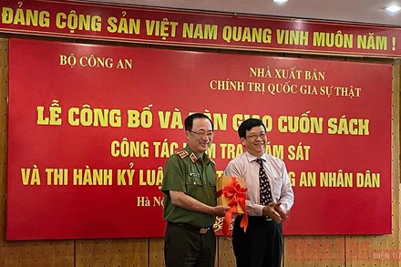 Tại buổi lễ, lãnh đạo NXB Chính trị quốc gia Sự thật bàn giao cuốn sách cho lãnh đạo Bộ Công an.