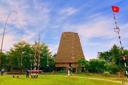 Nhà rông Ba Na ở làng Văn hóa-Du lịch các dân tộc Việt Nam (Ảnh; LVHDL)