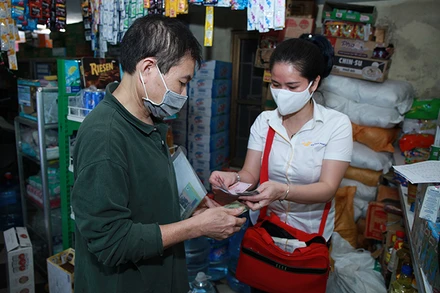 Nhân viên ty Bưu điện Việt Nam trả lương hưu tại nhà vào tháng 4 năm 2020 (Ảnh minh họa: VNPost).