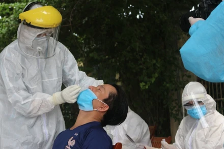 Lấy mẫu xét nghiệm cho người dân ở khu dân cư Lưu Minh (thị trấn Hà Lam, Thăng Bình).