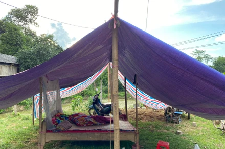 Một số hộ dân ở Mộc Châu do lo sợ động đất đã dựng lều tạm cạnh nhà để ở. Ảnh: Cục Ứng phó và Khắc phục hậu quả thiên tai.