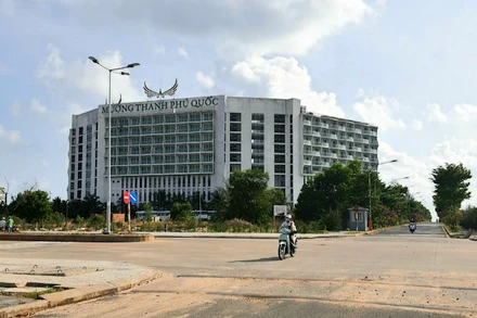 Công trình khách sạn Mường Thanh Phú Quốc vi phạm về trật tự xây dựng đã phải tháo dỡ phần vi phạm.