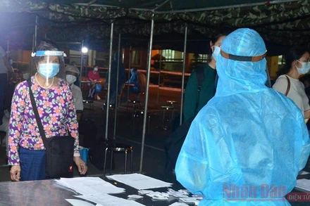 Tiếp nhận, cách ly công dân Việt Nam trở về từ Australia tại Trung đoàn Đồng Nai.